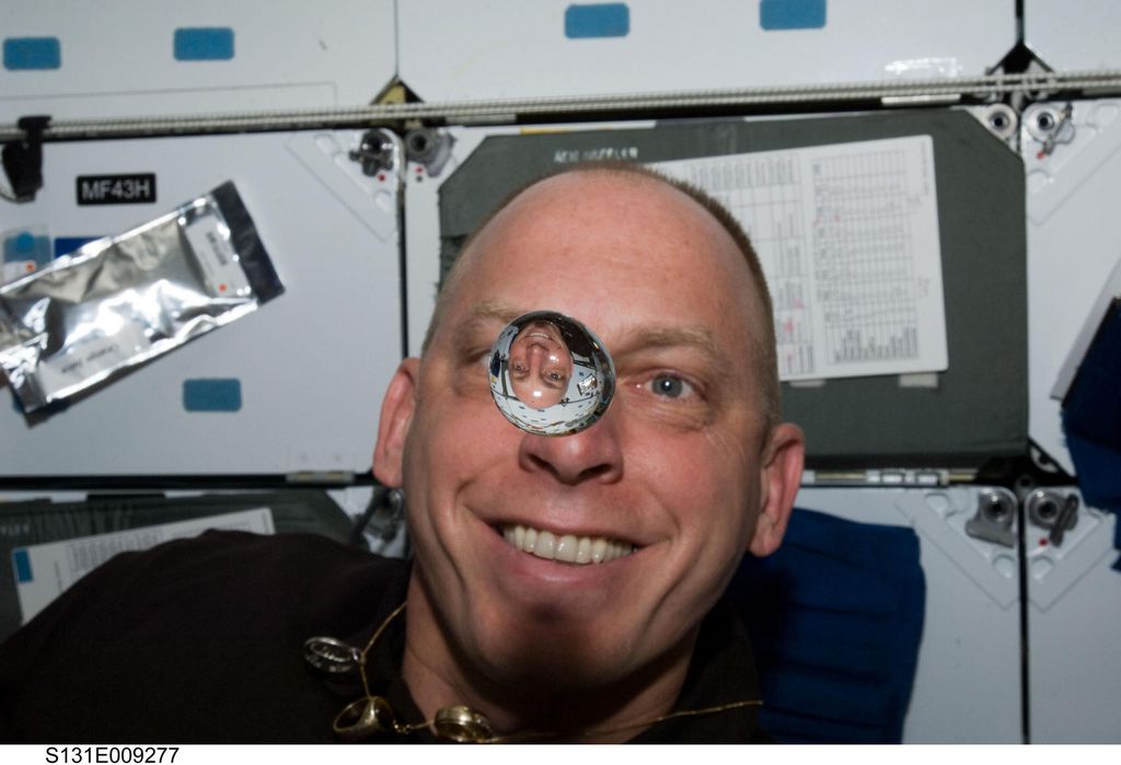 O astronauta Clayton Anderson se divertindo com uma bola de água flutuando. Agora imagine essa bola saindo de seus olhos? (Foto: NASA)