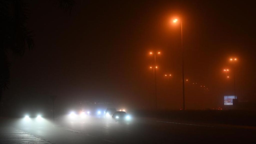 carros andando com neblina na estrada