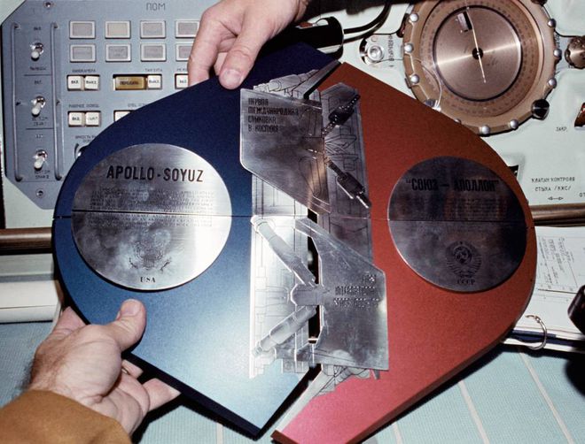 Placa cerimonial feita em duas metades, para que pudessem ser unidas durante a missão. (Foto: NASA)