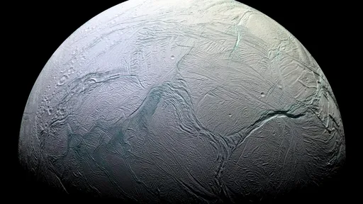 Oceano da lua Encélado pode ser rico em elemento essencial para a vida 