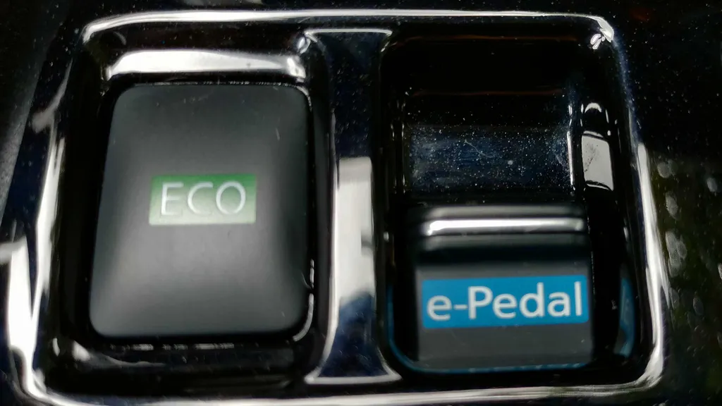 Dirigir o Nissan Leaf com o modo "Eco" e o e-Pedal acionados torna a condução diferente e divertida (Imagem: Paulo Amaral/Canaltech)