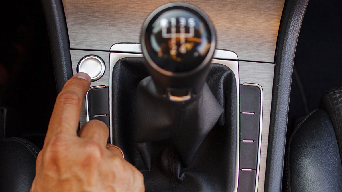 5 Hábitos Comuns ao Dirigir que Detonam a Embreagem do Seu Carro