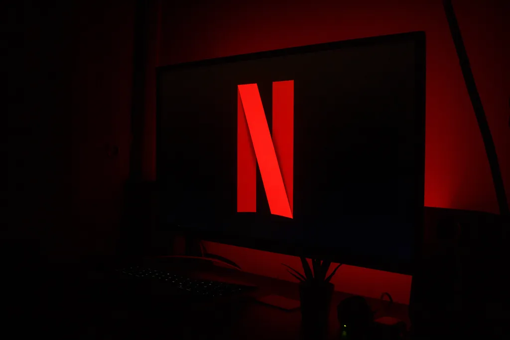 Netflix vai exigir que aparelhos se conectem à rede principal a cada 31 dias (Imagem: Reprodução/DCL "650", Unsplash)