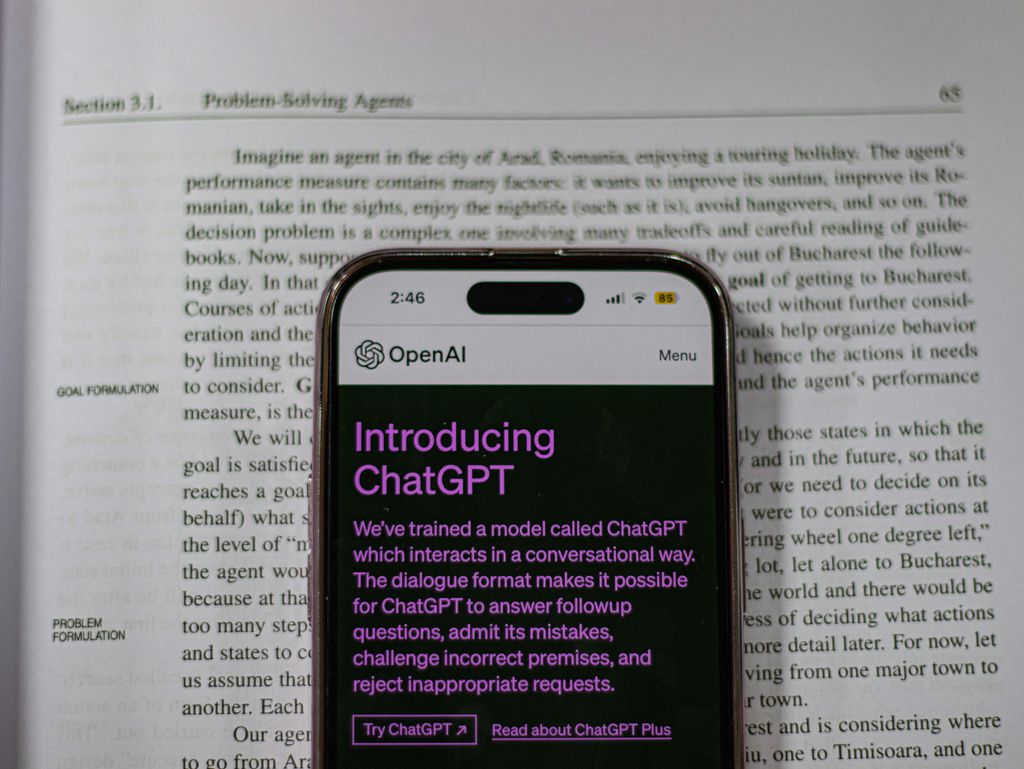 ChatGPT aberto em um celular posicionado em cima de um livro