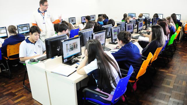 Estudo revela que escolas brasileiras têm computadores, mas muitos não funcionam