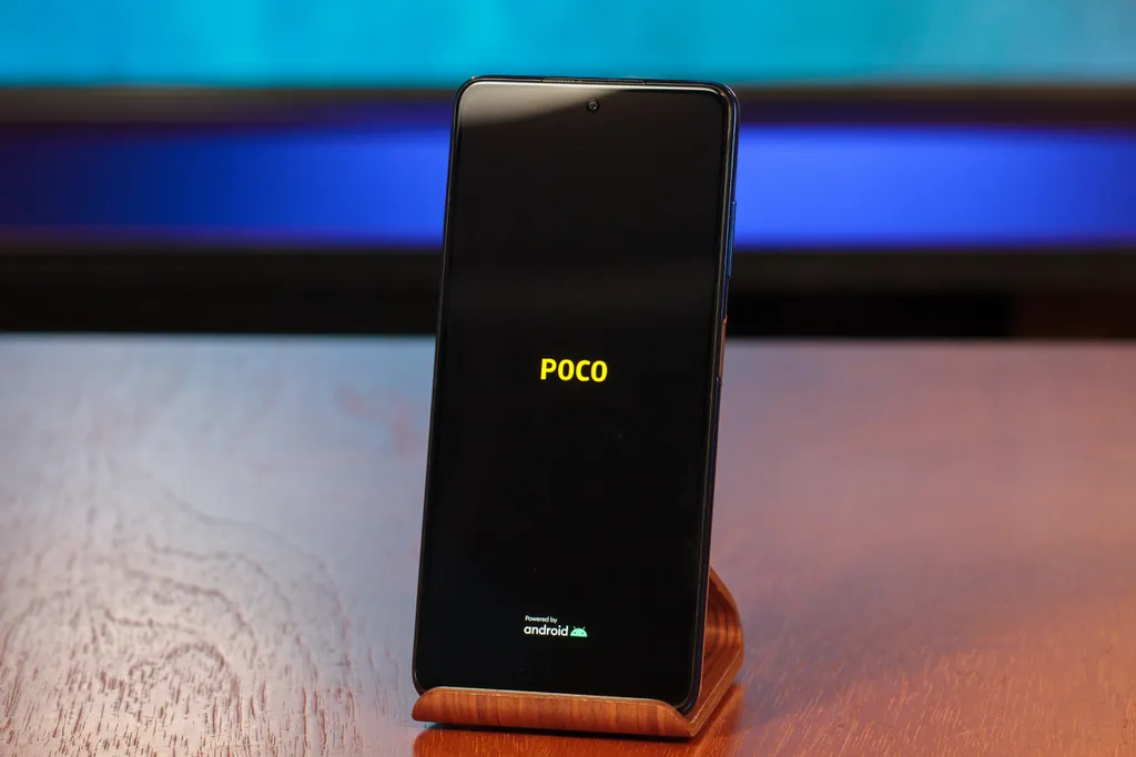 O Poco X3 Pro é um intermediário com desempenho de topo de linha (Imagem: Ivo Meneghel Jr./Canaltech)