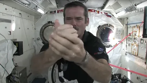 Contra o coronavírus, lave as mãos! Veja como astronautas se higienizam na ISS