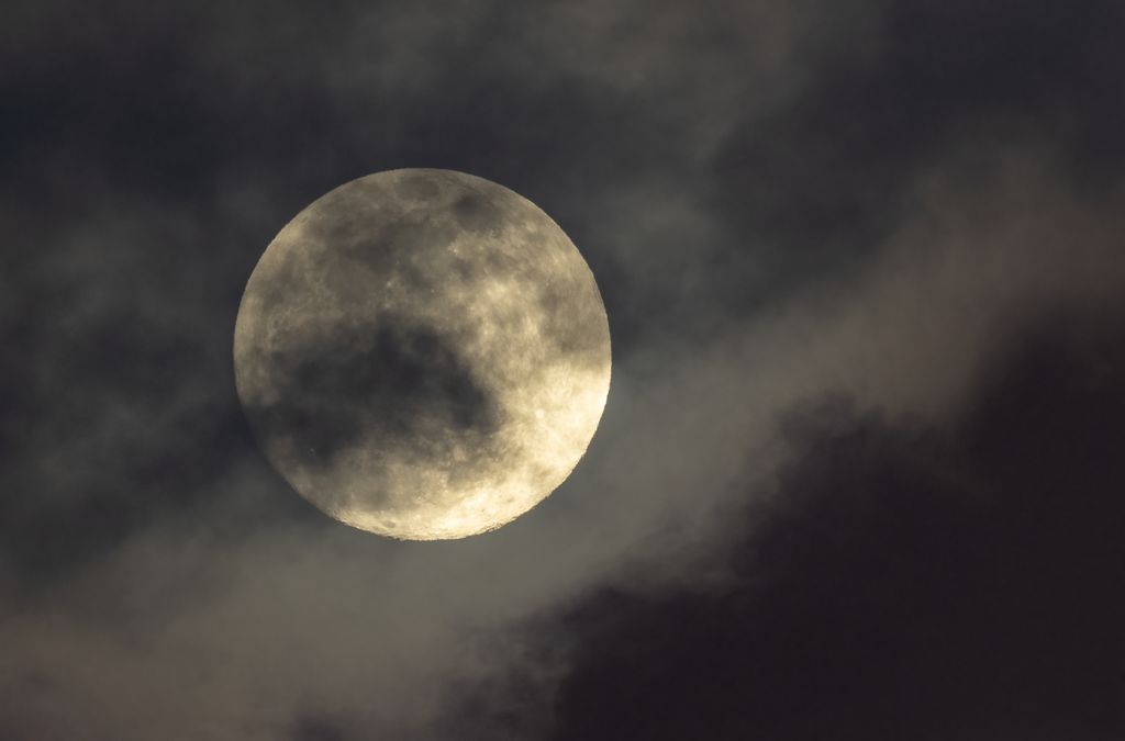 A Lua cheia entre algumas nuvens noturnas (Imagem: Reprodução/harrycollinsphotography/Envato)