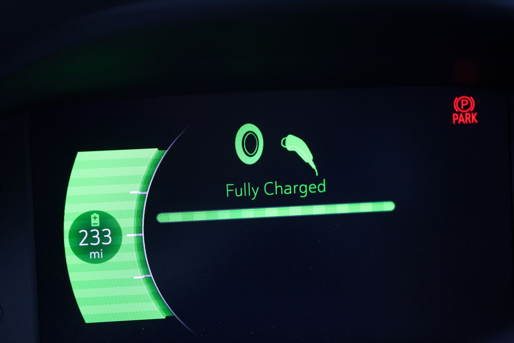 Baterias que não podem mais ser usadas em carros elétricos poderiam ser reaproveitadas em outros equipamentos (Imagem: Reprodução/Envato)