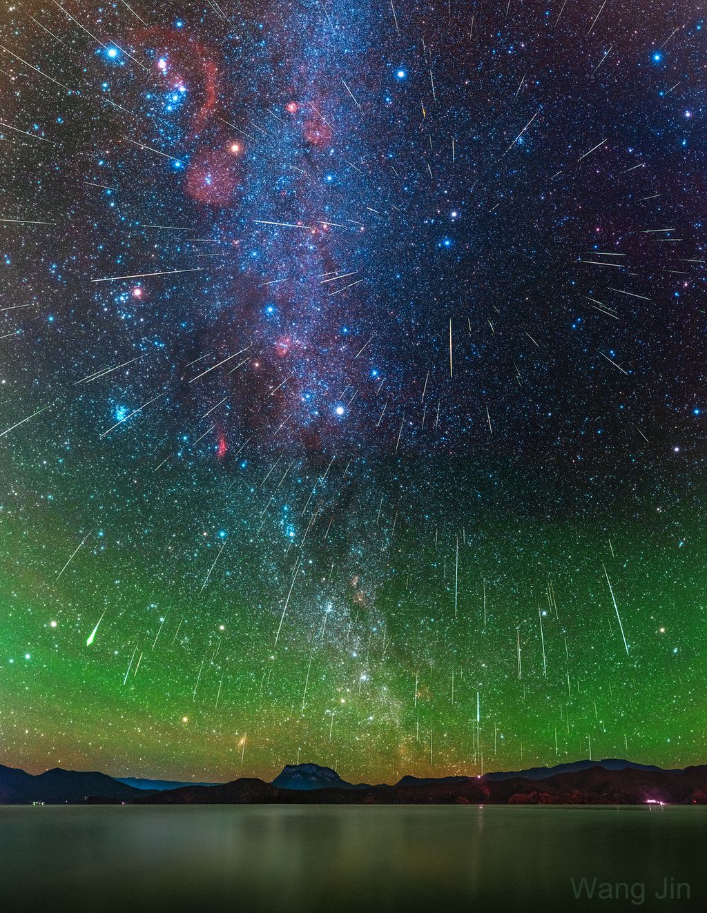 Durante a chuva de meteoros Geminídeas, é possível observar até 120 meteoros por hora (Imagem: Reprodução/Wang Jin)