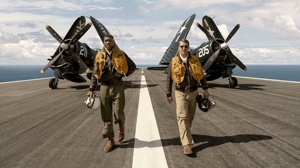 Glen Powell e Jonathan Majors lado a lado em imagem promocional de Irmãos de Honra