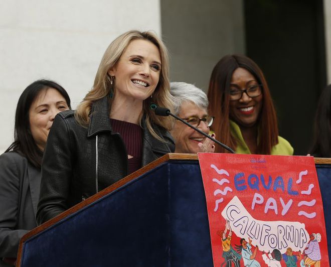A primeira-parceira do Governo da Califórnia, Jennifer Siebel Newsom, que encabeça iniciativa de igualdade salarial entre homens e mulheres no Estado (Foto: Agência Associated Press)