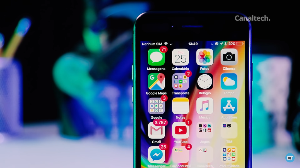 iPhone SE (2020) tem corpo e tela idênticas ao iPhone 8 (Foto: Reprodução/Canaltech)