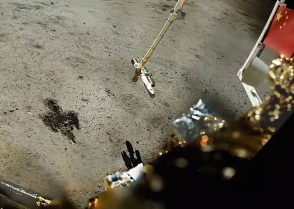 Chang'e 6 no lado afastado da Lua; a foto foi feita pelo lander da missão (Imagem: Reprodução/CNSA/CLEP)
