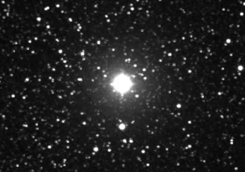 Comparação de uma imagem antiga da estrela, com seu brilho mínimo, com a nova recente (Imagem: Reprodução/Rocchetto & Adriano Valvasori / telescope.live)