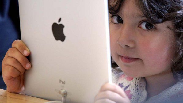 Menina de 4 anos está recebendo tratamento psiquiátrico por vício em iPad