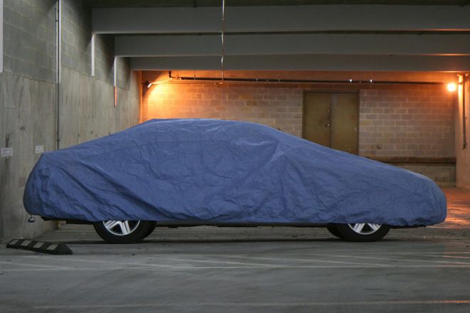 Carro coberto com uma capa