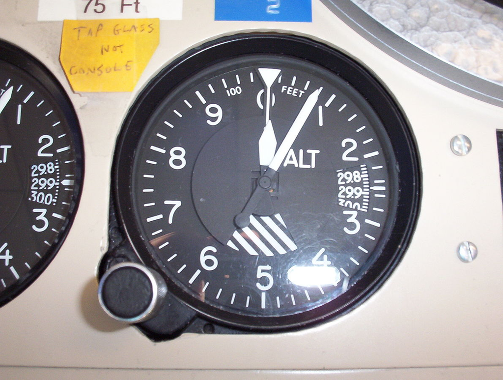 Altímetro analógico usado em aeronaves (Imagem: Wikimedia commons)