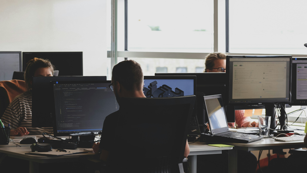 Empregos em tecnologia: HostGator, Octafy e outras oferecem 127 vagas