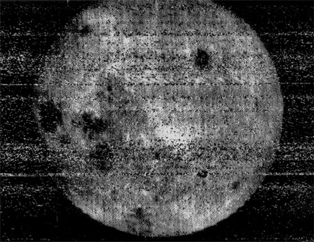 Luna 3 tirou a foto, revelou e enviou para a Terra por ondas de rádio (Foto: Luna 3)