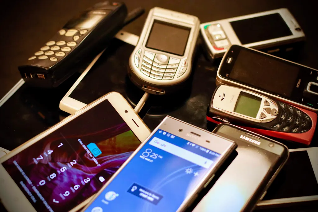 Em dez anos, os smartphones passaram a dominar o mercado (Imagem: Eirik Solheim/Unsplash)
