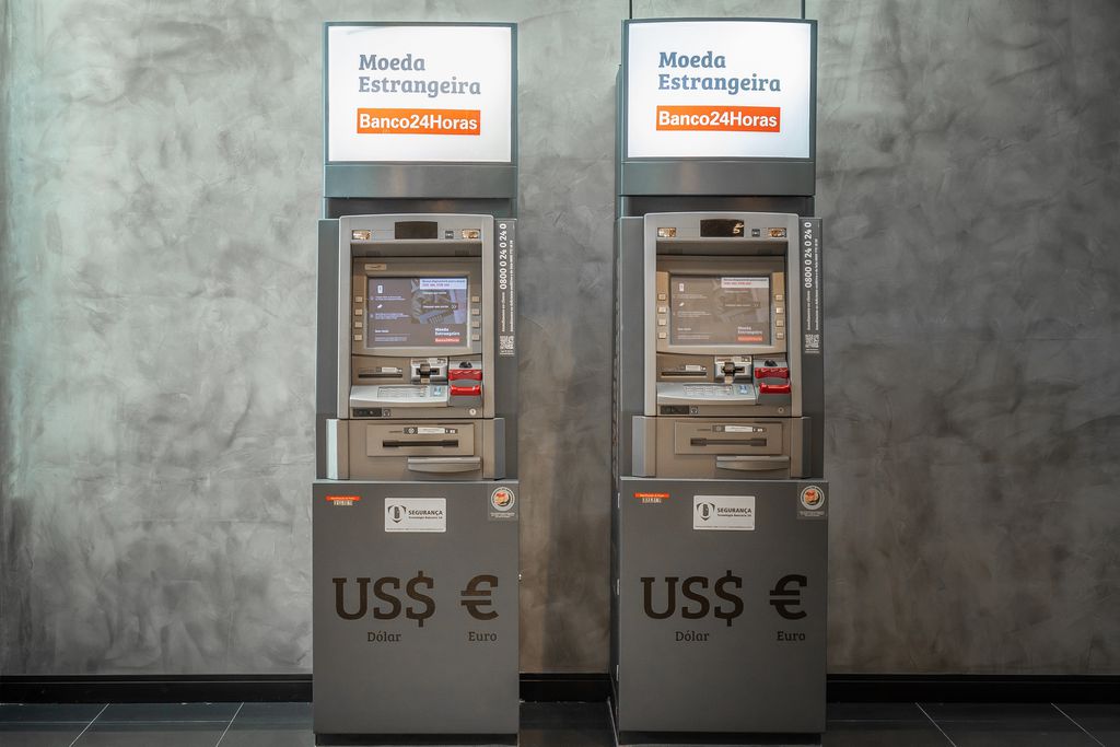 "Moeda Estrangeira Banco24Horas": terminais permitem saques de até 5 mil dólares ou euros (Imagem: Divulgação / TecBan)