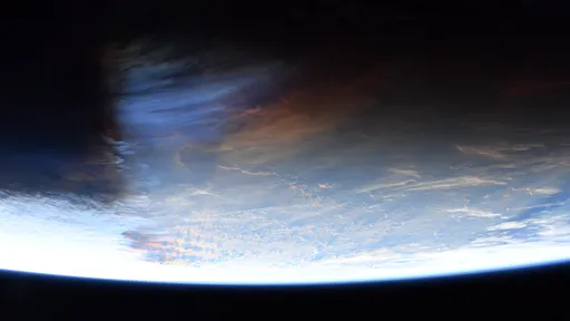Nuvem de cinzas de vulcão em Tonga é vista do espaço; veja foto tirada na ISS