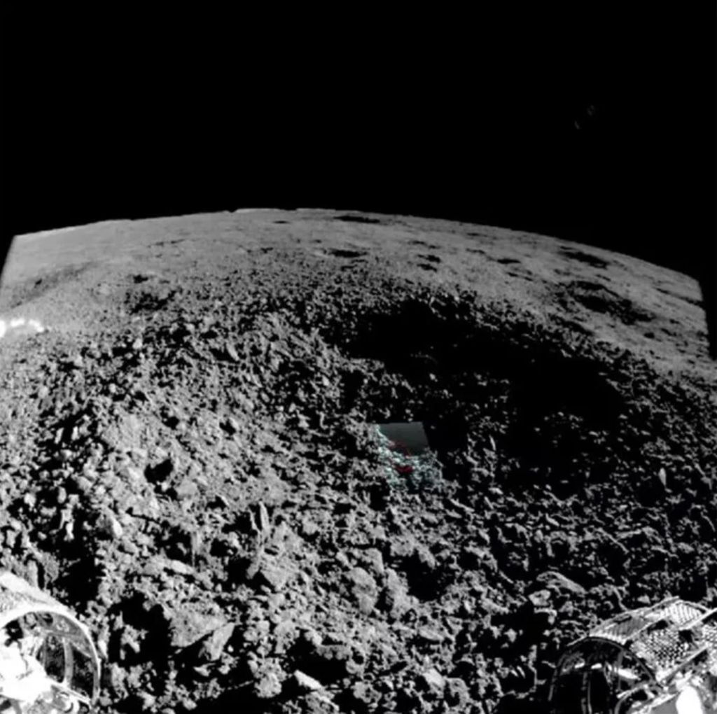 Imagem da superfície lunar feita pela missão Chang'e 4 (Imagem: Reprodução/CNSA/CLEP)