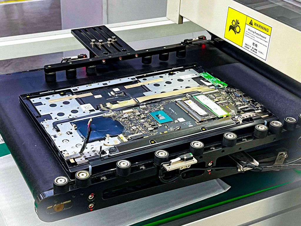 Imagem da fábrica da Positivo