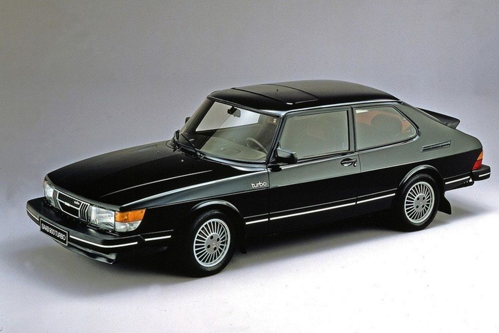 Saab 900 Turbo visto de lado