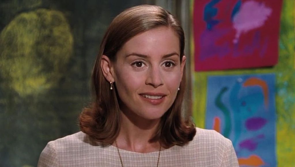 Embeth Davidtz interpreta a professora Jennifer Honey, seu papel mais famoso até então (Imagem: Reprodução / IMDb)