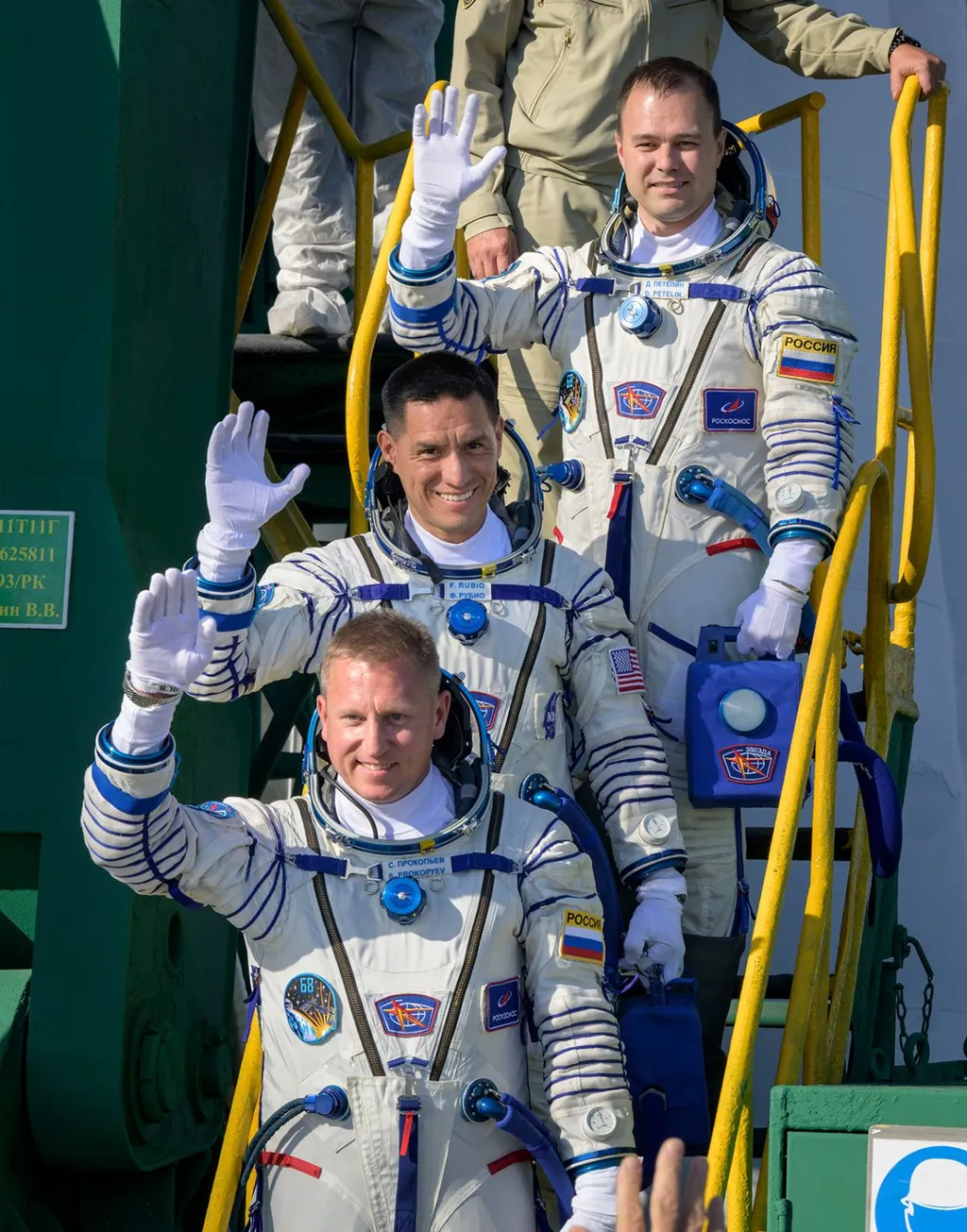 Sergey Prokopyev, Frank Rubio e Dmitry Petelin antes de embarcarem na Soyuz MS-22 (Imagem: Reprodução/NASA/Bill Ingalls)
