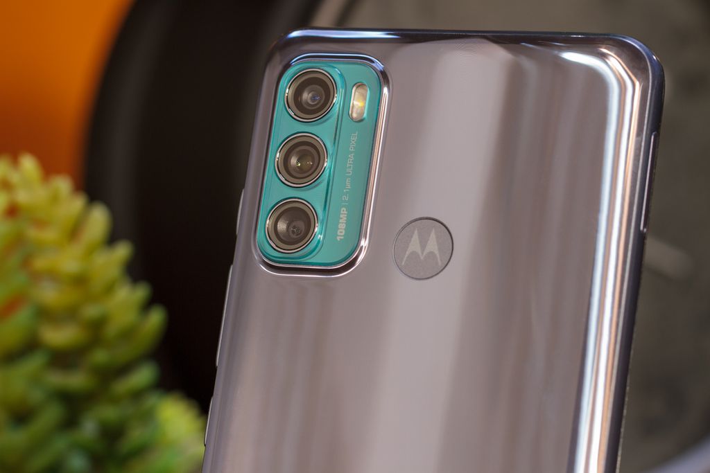 Conjunto de câmera tripla do Moto G60 tem sensor híbrido ultra wide e macro (Imagem: Ivo/Canaltech)
