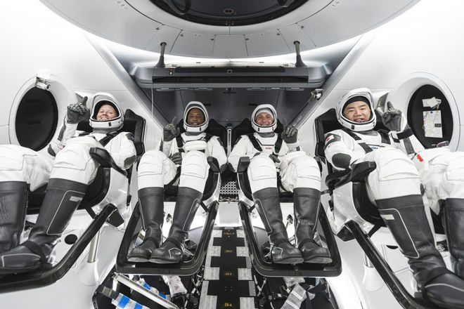 Tripulação da Crew-1 dentro da Crew Dragon (Imagem: SpaceX)
