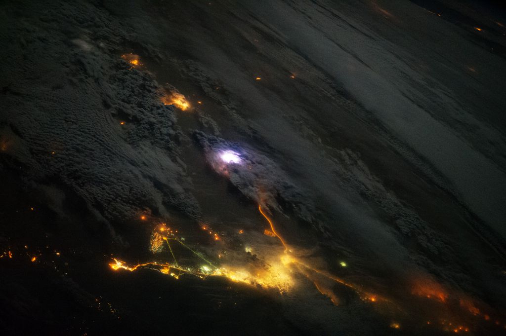 Em toda atmosfera da Terra, estima-se que, a cada segundo, ocorram 50 descargas elétricas (Imagem: Reprodução/NASA)