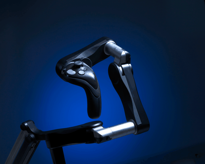 Manopla de robô lembra um joystick e melhora precisão de movimentos (Imagem: Divulgação/CRM Surgical)
