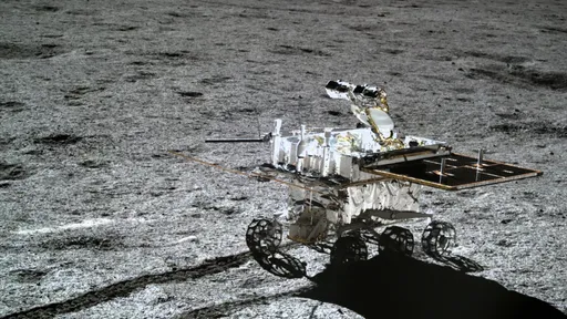 Rover chinês Yutu-2 registra suas "pegadas" no lado mais afastado da Lua