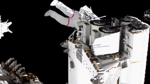 Em novo spacewalk, astronautas iniciam atualização de painéis solares da ISS