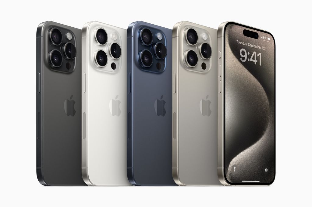 O ihone 15 Pro e o iPhone 15 Pro Max estão disponíveis nas cores titânio preto, titânio branco, titânio azul e titânio natural (Imagem: Divulgação/Apple)