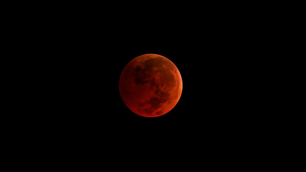 Lua avermelhada durante um eclipse lunr total (Imagem: Reprodução/NASA)