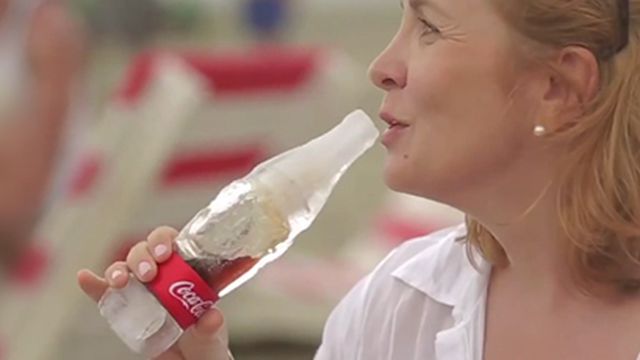Coca-cola lança garrafa feita de gelo