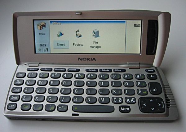 Nokia 9210, lançado em 2001 foi o primeiro celular a usar o Symbian - (Imagem: Reprodução/Wikipédia)