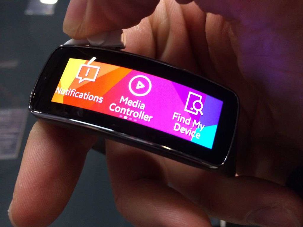 Diferente do Gear 2, o Gear Fit é uma espécie de pulseira tecnológica que fica de olho aos seus sinais vitais. Outros recursos, como reprodução de música, também foram adicionados ao gadget Diferente do Gear 2, o Gear Fit é uma espécie de pulseira tecnológica que fica de olho aos seus sinais vitais. Outros recursos, como reprodução de música, também foram adicionados ao gadget