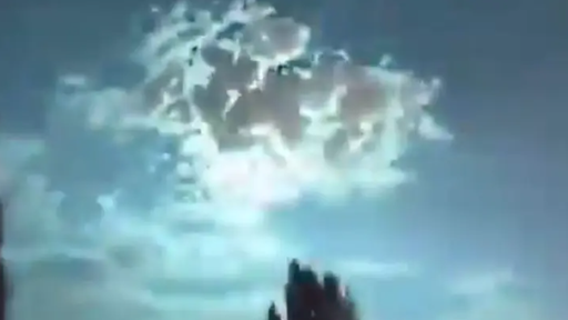 Vídeo mostra bola de fogo esverdeada iluminando o céu de Izmir, na Turquia