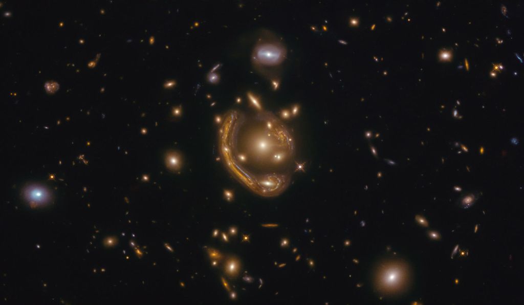 Imagem do anel de Einstein GAL-CLUS-022058-38303, formada com observações feitas em diferentes comprimentos de luz (Imagem: Reprodução/NASA/ESA/Hubble/Saurabh Jha, Rutgers the State University of New Jersey/L. Shatz)
