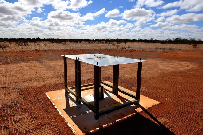 O espectrômetro EDGES coleta sinais com uma antena de rádio do tamanho de uma mesa (Imagem: Reprodução/CSIRO Australia)