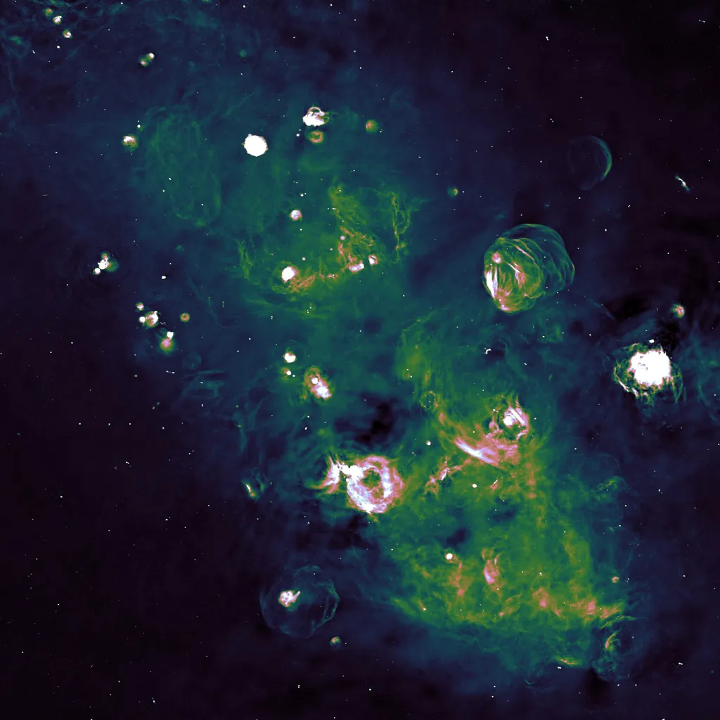 Remanescentes de supernova presentes no plano da Via Láctea em imagem produzida a partir de dados de ambos os observatórios (Imagem: Reprodução/R. Kothes, NRC / PEGASUS Team)