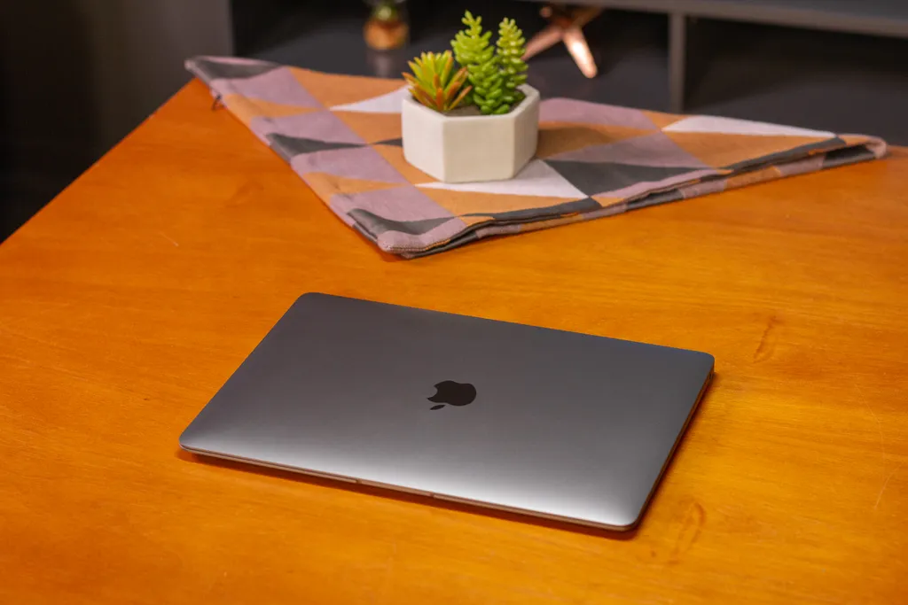 Quem tem um MacBook, além do iPhone, pode aproveitar uma integração maior entre os aparelhos (Imagem: Ivo Meneghel Jr/Canaltech)