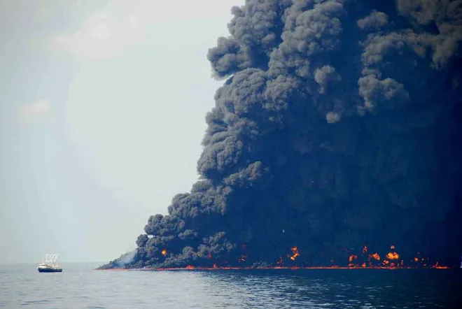 Petróleo sendo queimado no oceano após derramamento no Golfo do México, em 2010 (Imagem:  SkyTruth is licensed under CC BY-NC-SA 2.0)