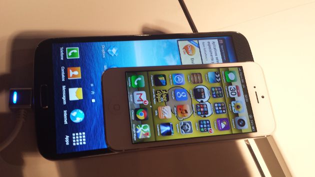 Galaxy S4 LaComparação de tamanho: Galaxy Mega 6.3 Galaxy S4 LaComparação de tamanho: Galaxy Mega 6.3